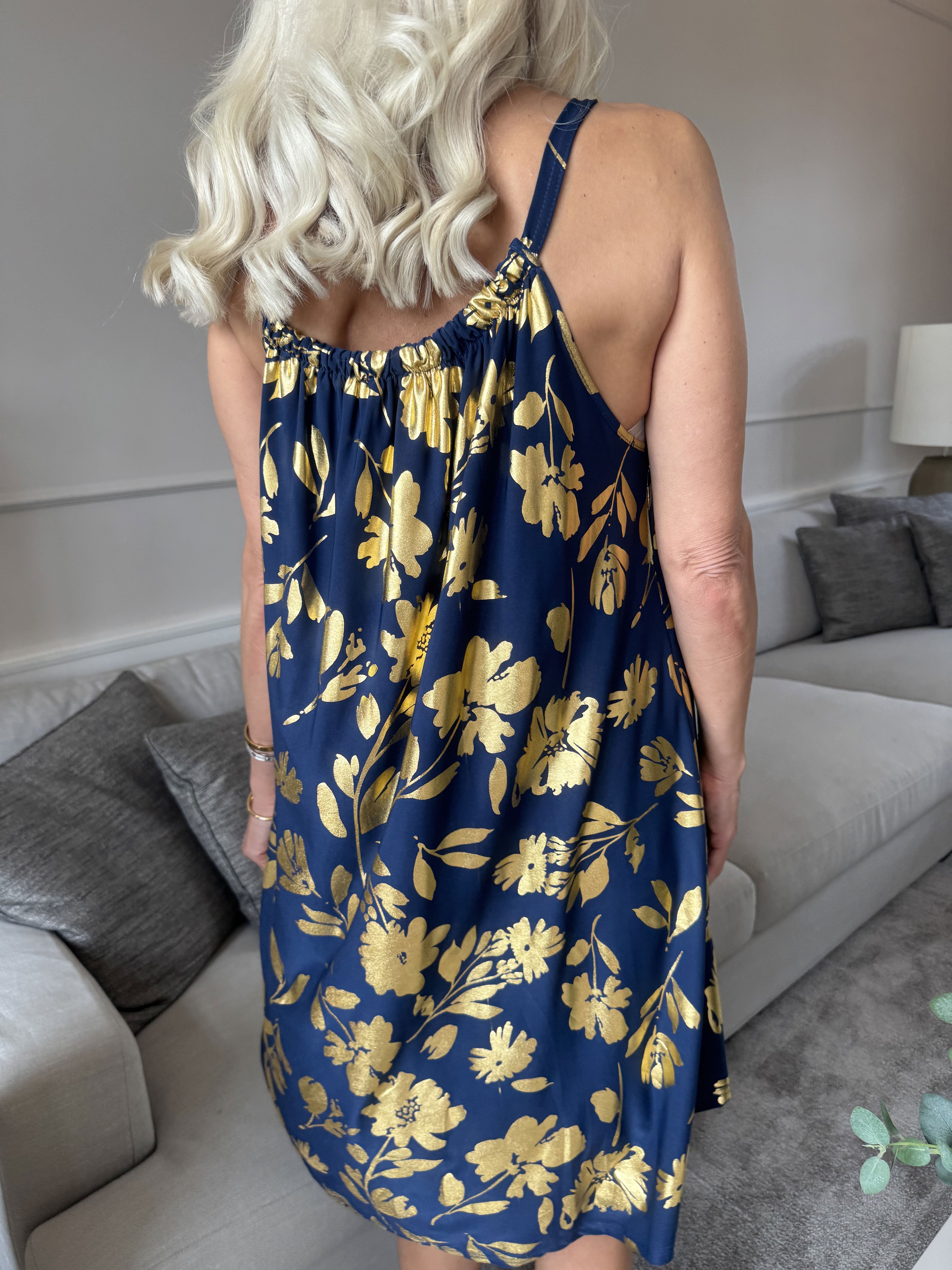SunLove Gold Flower - Klänning med elastiskt band och stora blad i guld